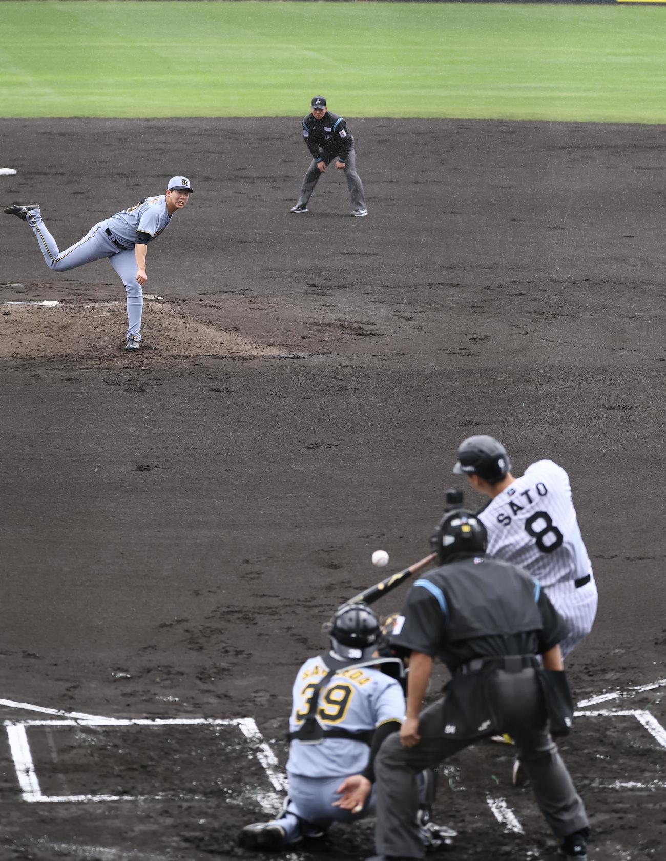 紅白戦　1回、佐藤輝に右越え先制2点本塁打を浴びる畠（撮影・藤尾明華）