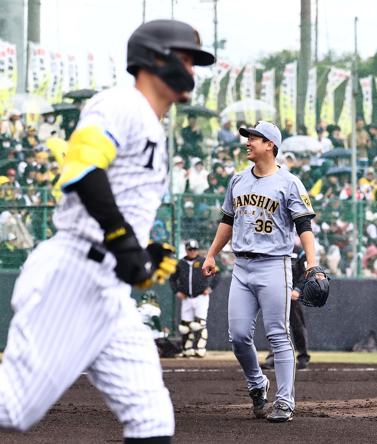 紅白戦　1回裏白組1死一塁、畠（右）は佐藤輝に右越え2点本塁打を浴びる（撮影・上田博志）