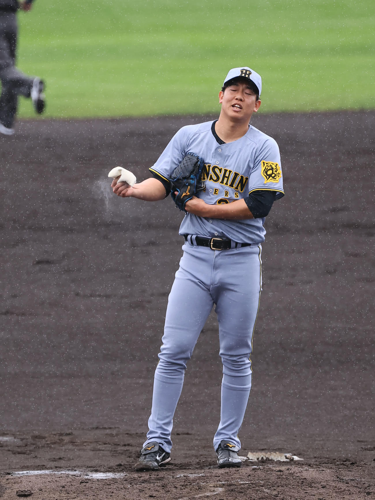 紅白戦　1回裏白組1死一塁、佐藤輝に右越え2点本塁打を浴びた畠（撮影・藤尾明華）