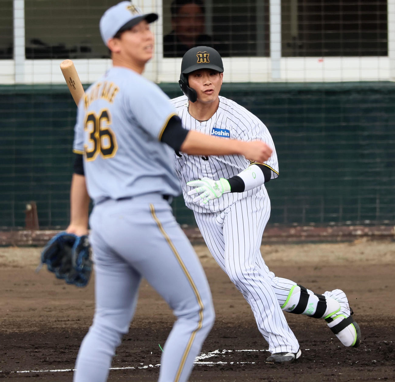 紅白戦　1回裏白組1死、木浪は中前打を放つ。投手畠（撮影・加藤哉）