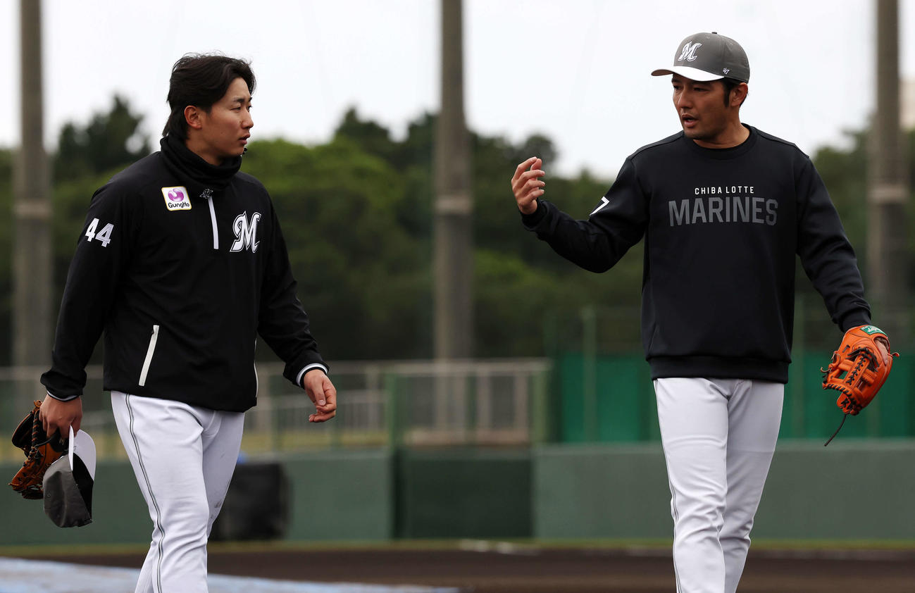 ロッテ根元内野守備兼走塁コーチ（右）から指導を受けた宮崎（撮影・宮地輝）