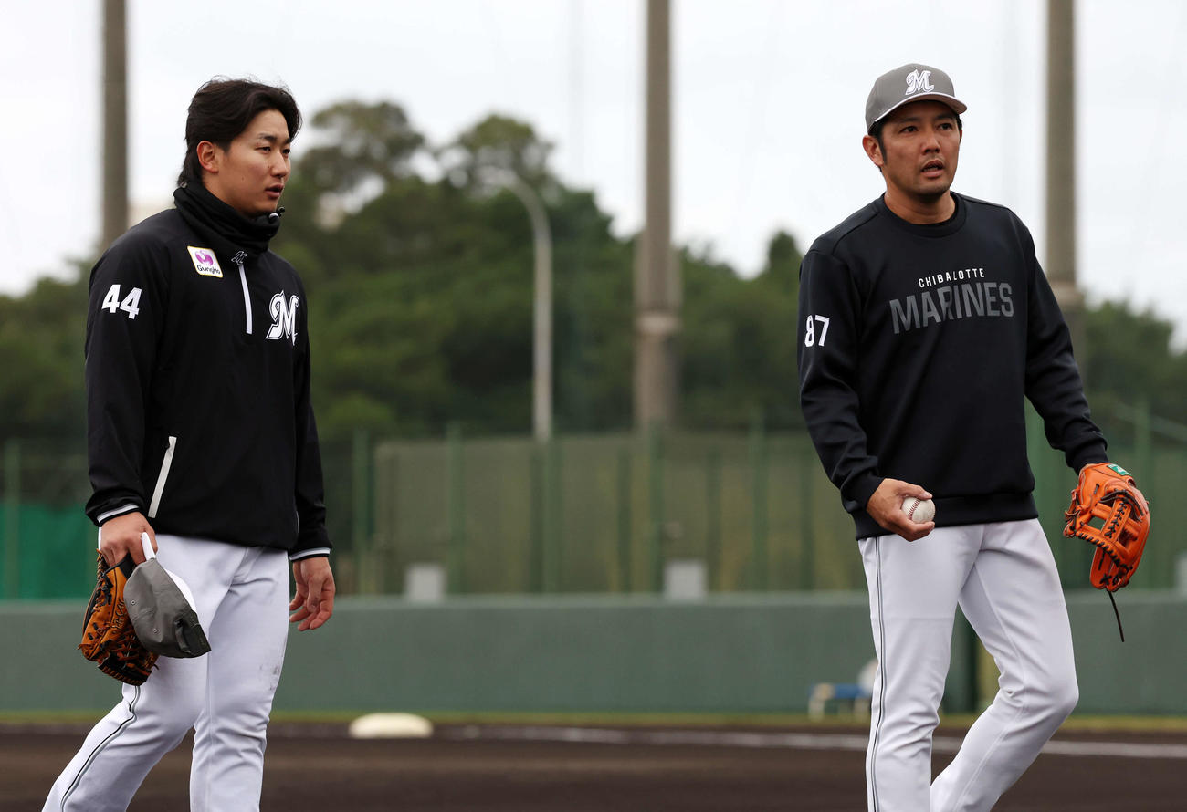 ロッテ根元内野守備兼走塁コーチ（右）から指導を受けた宮崎（撮影・宮地輝）