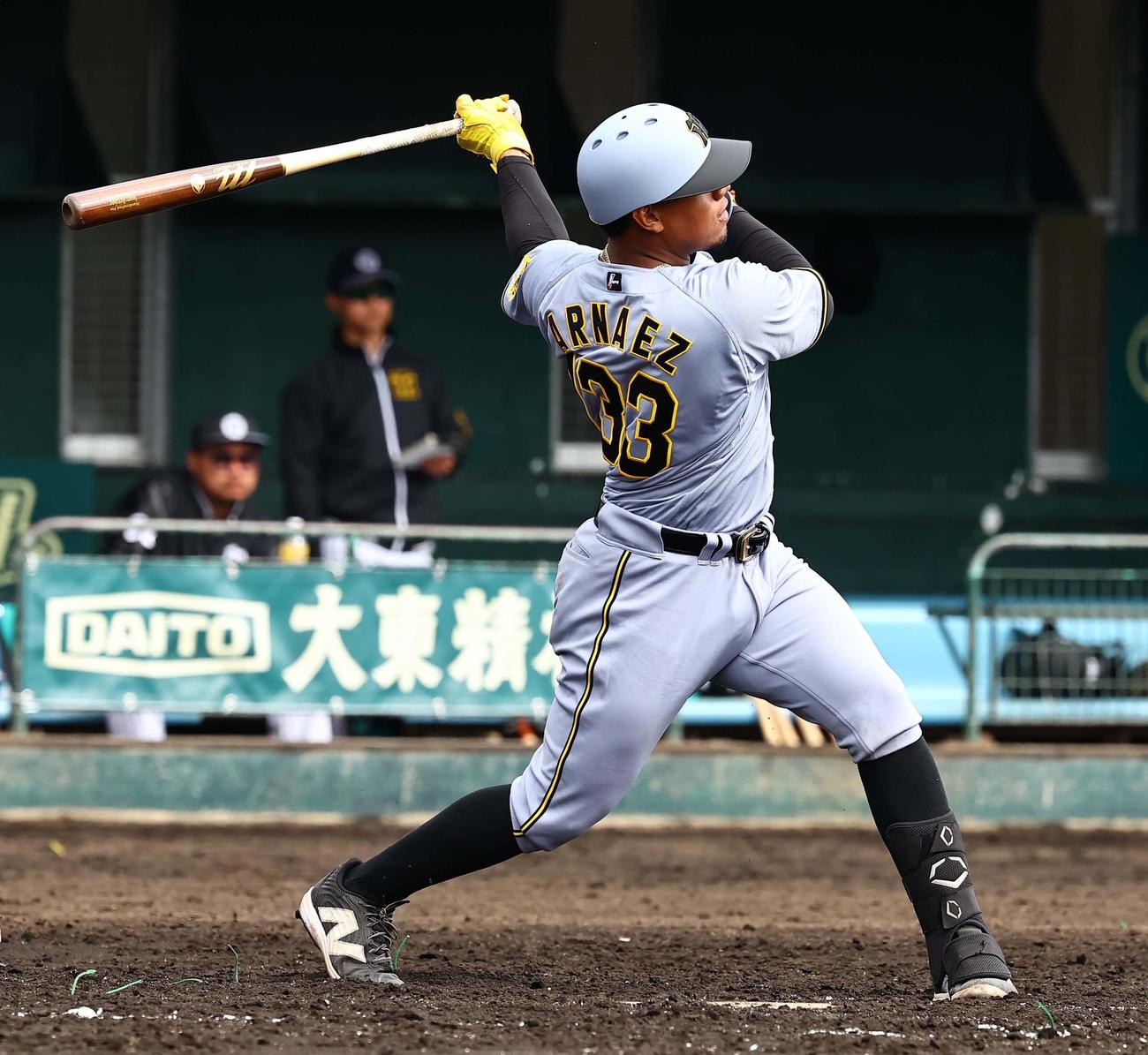 紅白戦　3回表紅組2死一塁、アルナエスは適時二塁打を放つ（撮影・上田博志）