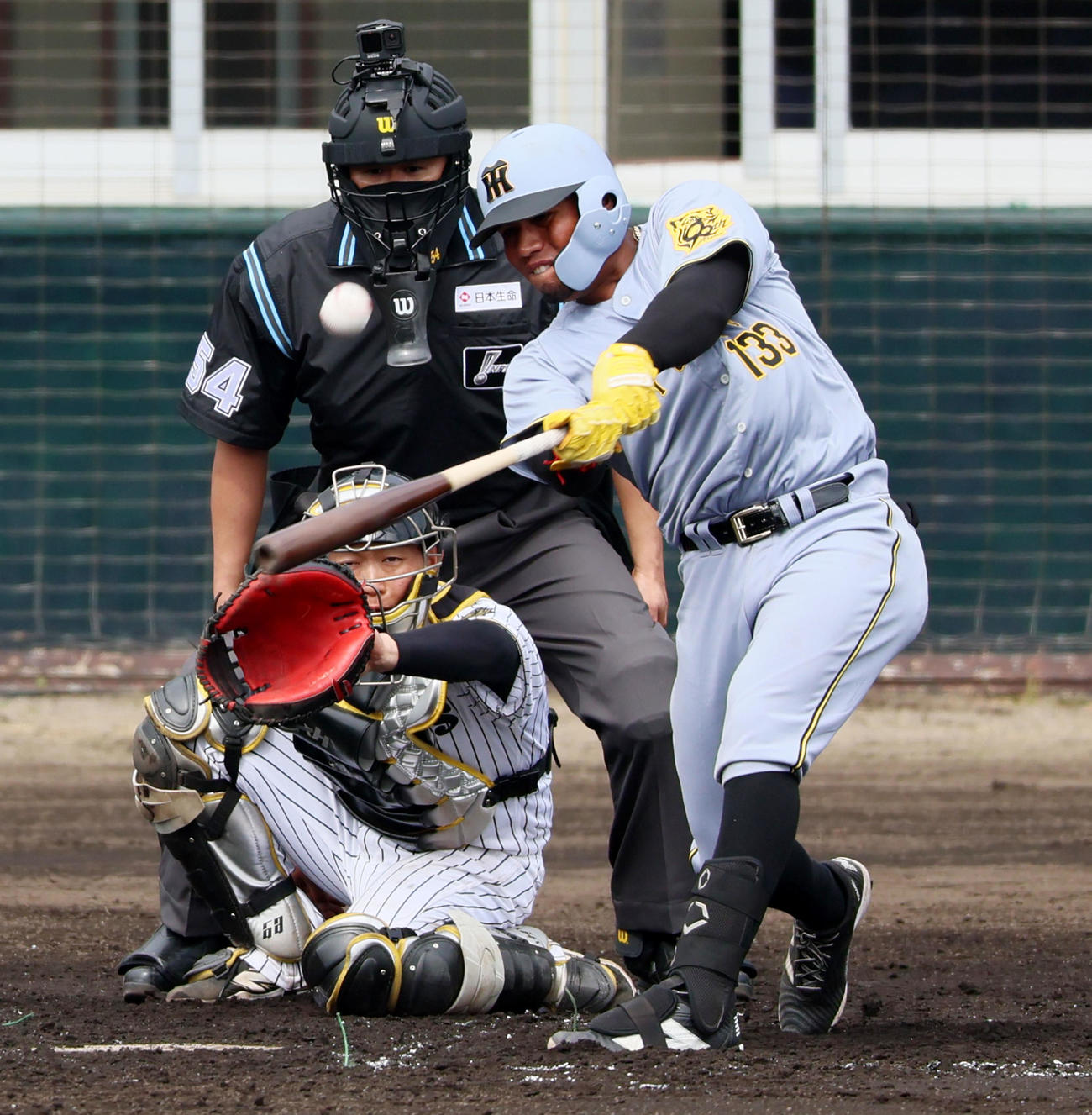 紅白戦　3回表紅組2死二塁、アルナエスは左中間へ適時二塁打を放つ（撮影・加藤哉）