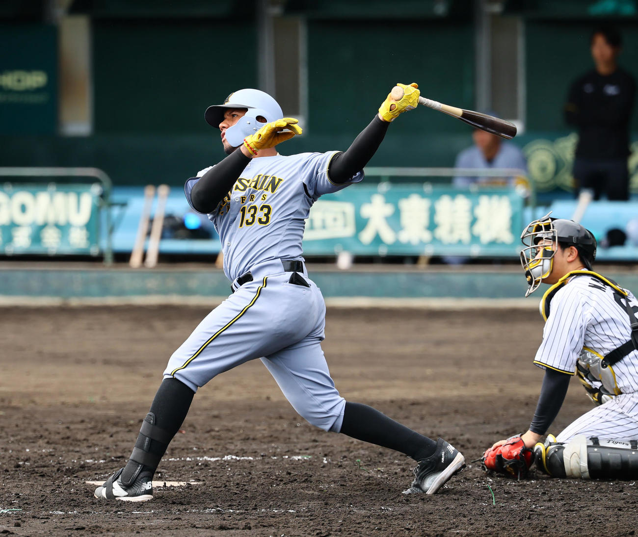 紅白戦　3回表紅組2死二塁、アルナエスは左中間に適時二塁打を放つ（撮影・藤尾明華）