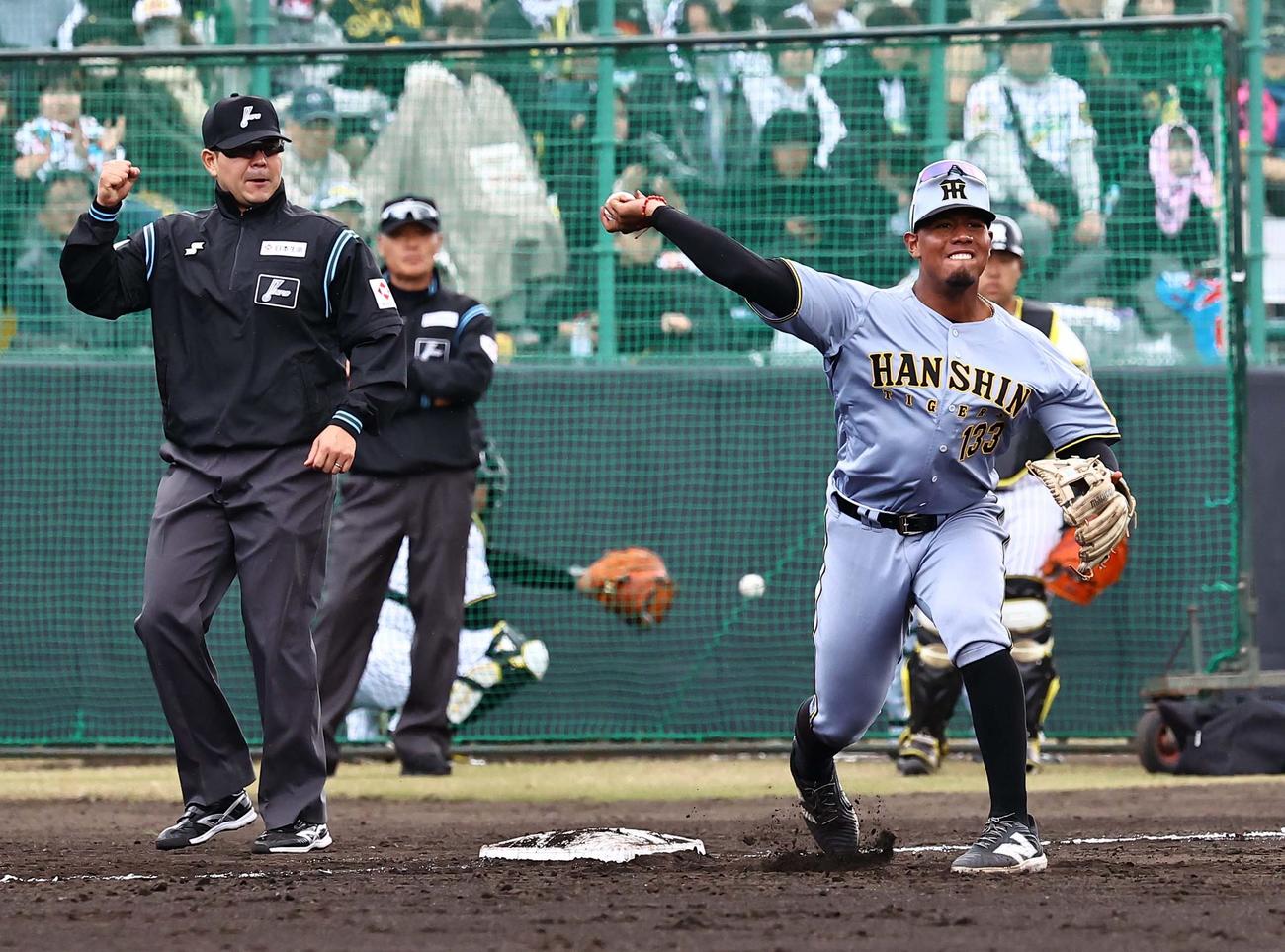 紅白戦　4回裏白組1死一、二塁、アルナエスは井坪の三ゴロをさばき併殺とする（撮影・上田博志）
