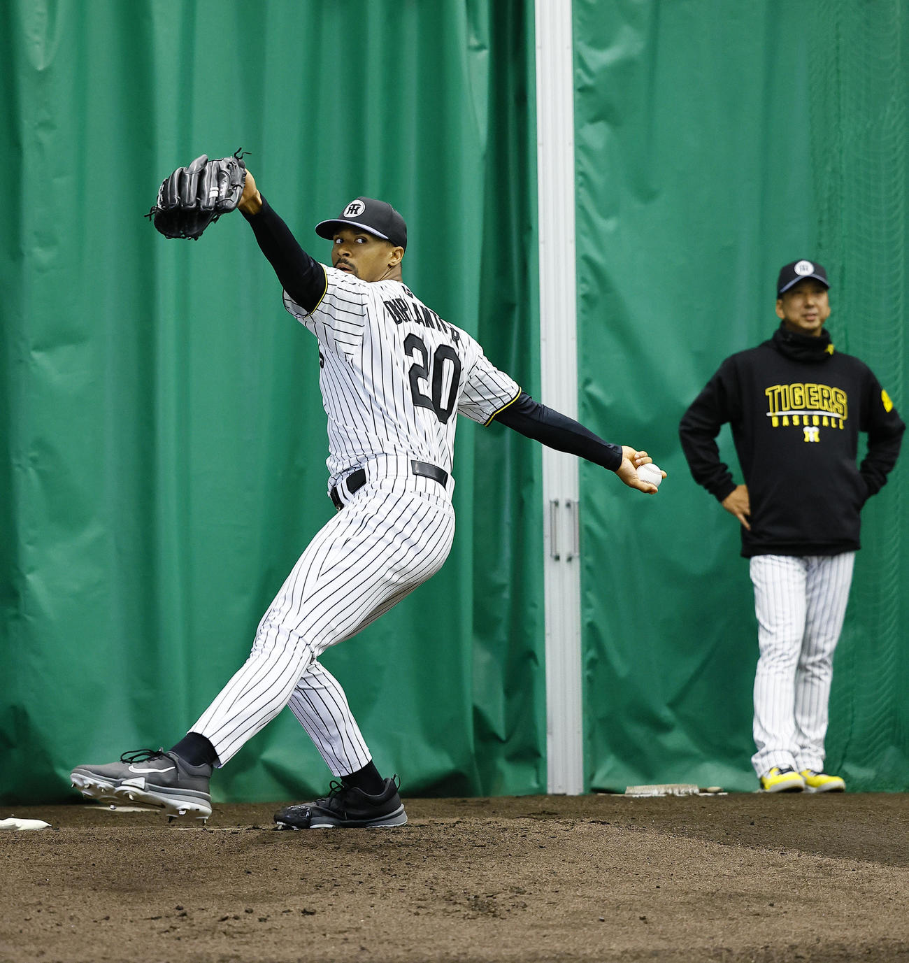 藤川監督（右）が見つめる中、ブルペンで投球練習をするデュプランティエ（撮影・藤尾明華）