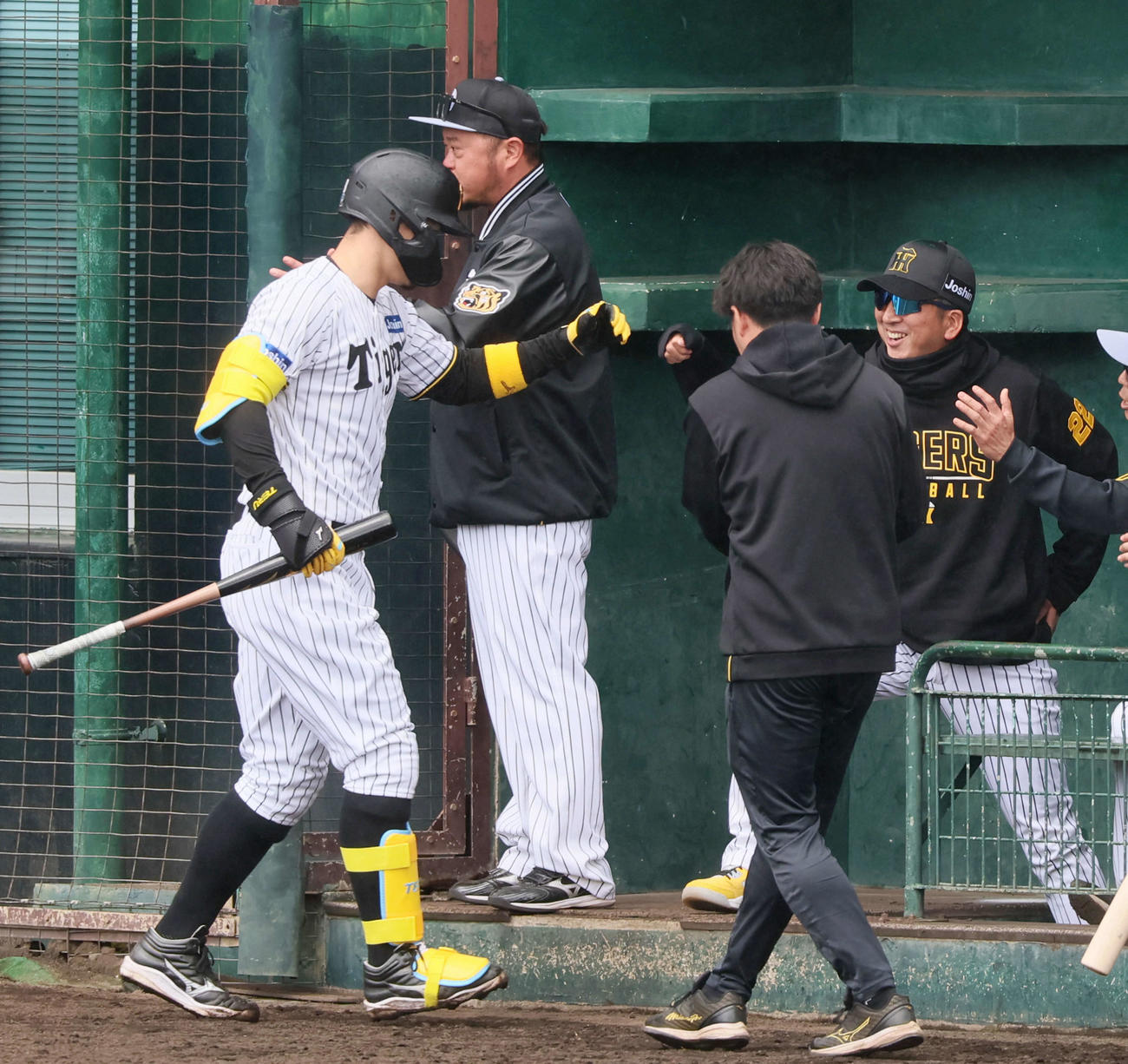 紅白戦　1回裏白組1死一塁、藤川監督（右）は右越え2点本塁打を放った佐藤輝をベンチで笑顔のお出迎え（撮影・加藤哉）