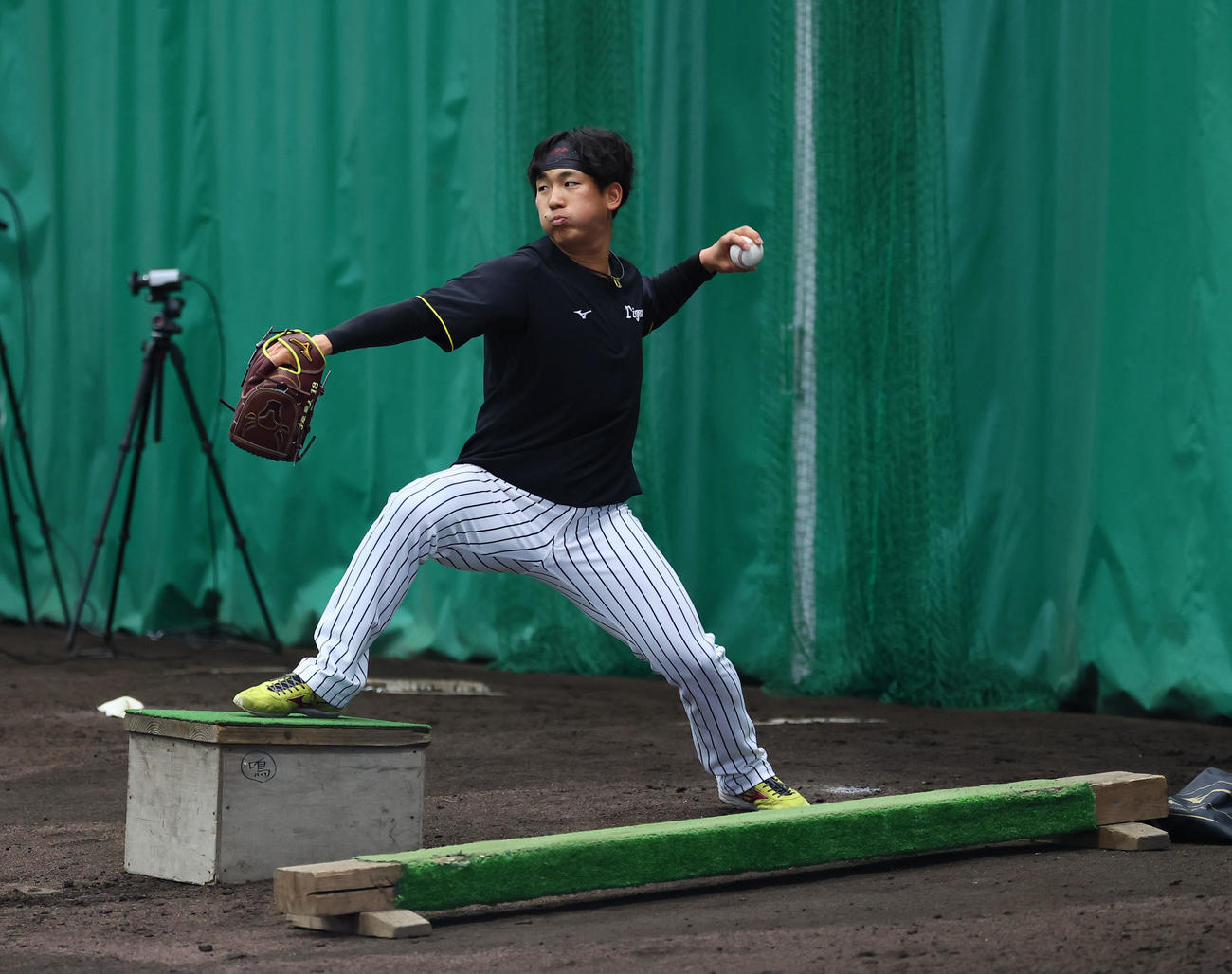 ブルペンで台を使って投球練習をする阪神伊原（撮影・藤尾明華）