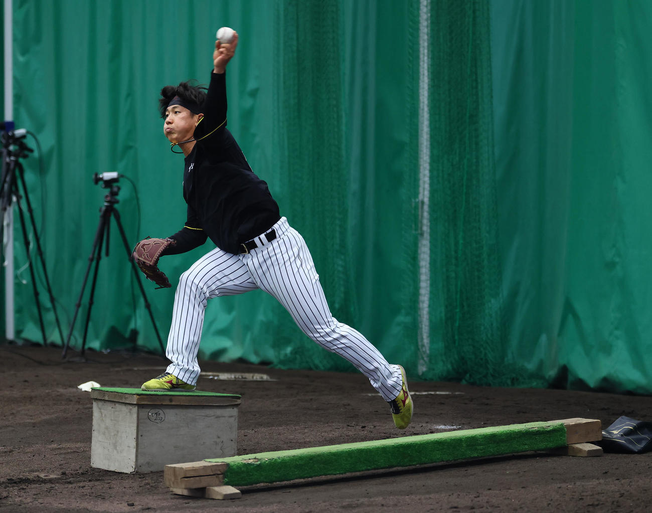 ブルペンで台を使って投球練習をする阪神伊原（撮影・藤尾明華）