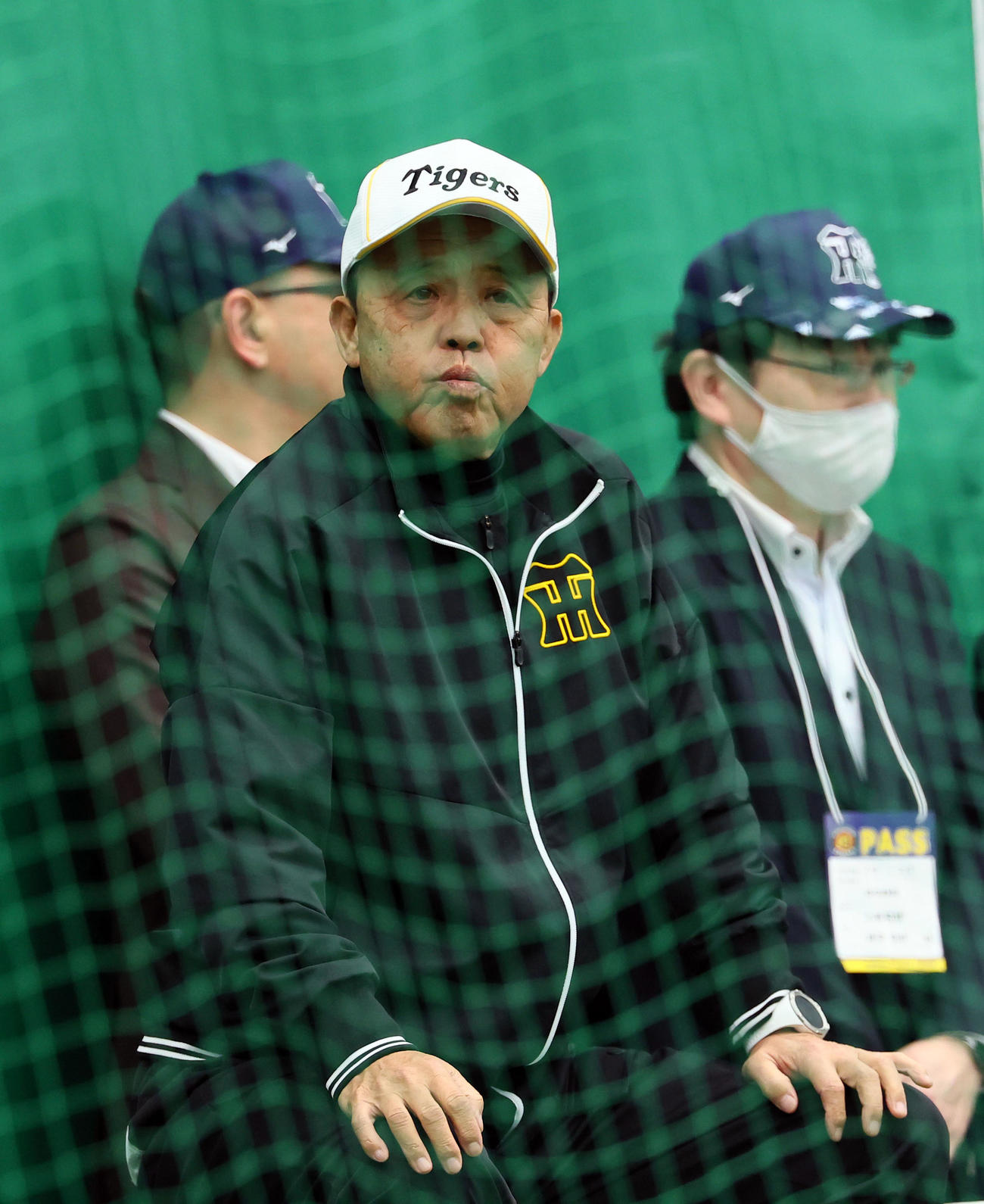 ブルペンで投球練習を見つめる阪神岡田オーナー付顧問（撮影・藤尾明華）