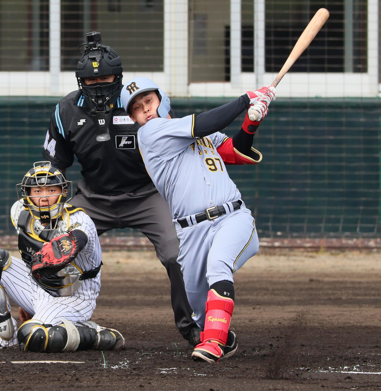 紅白戦　3回表紅組2死三塁、野口は左へ適時打を放つ（撮影・加藤哉）