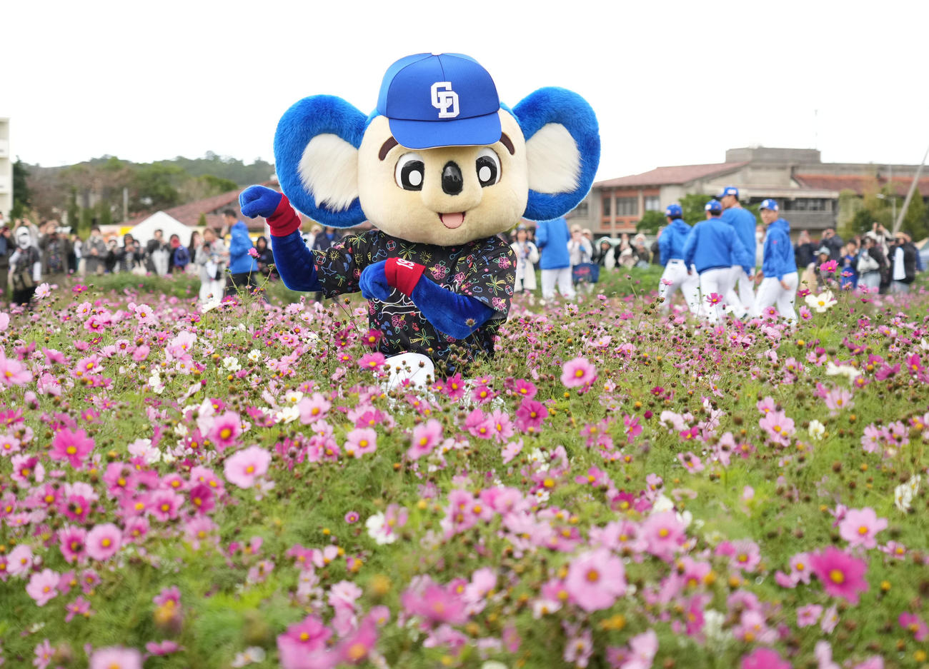 毎年恒例のキャンプ地イベントに参加し記念撮影に納まるドアラ（撮影・森本幸一）