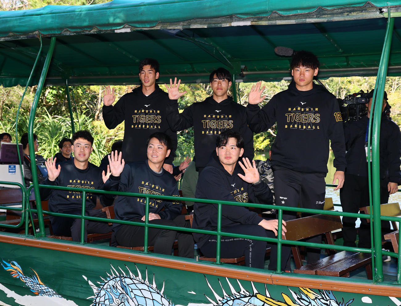 キャンプ休日で、湖水観賞舟の乗船体験をする（前列左から）阪神佐野、川崎、町田、（後列左から）今朝丸、工藤、早川（撮影・藤尾明華）