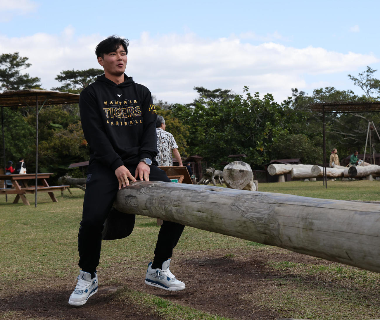 キャンプ休日で、巨大シーソーを楽しむ阪神町田（撮影・藤尾明華）