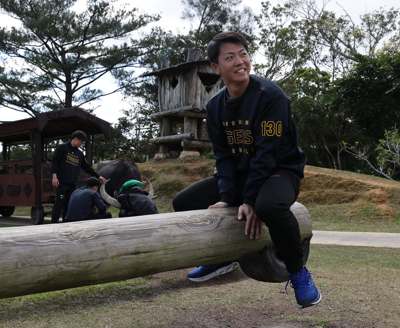 キャンプ休日で、巨大シーソーを楽しむ阪神川崎（撮影・藤尾明華）