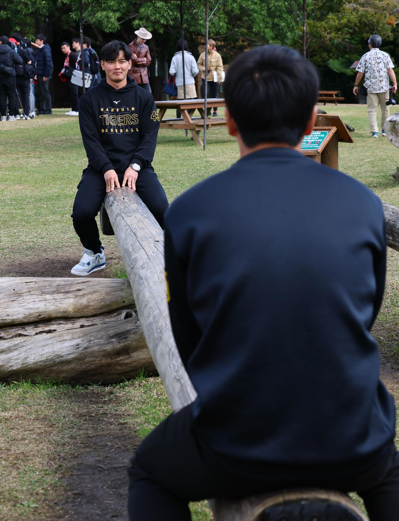 キャンプ休日で、川崎と巨大シーソーを楽しむ阪神町田（撮影・藤尾明華）