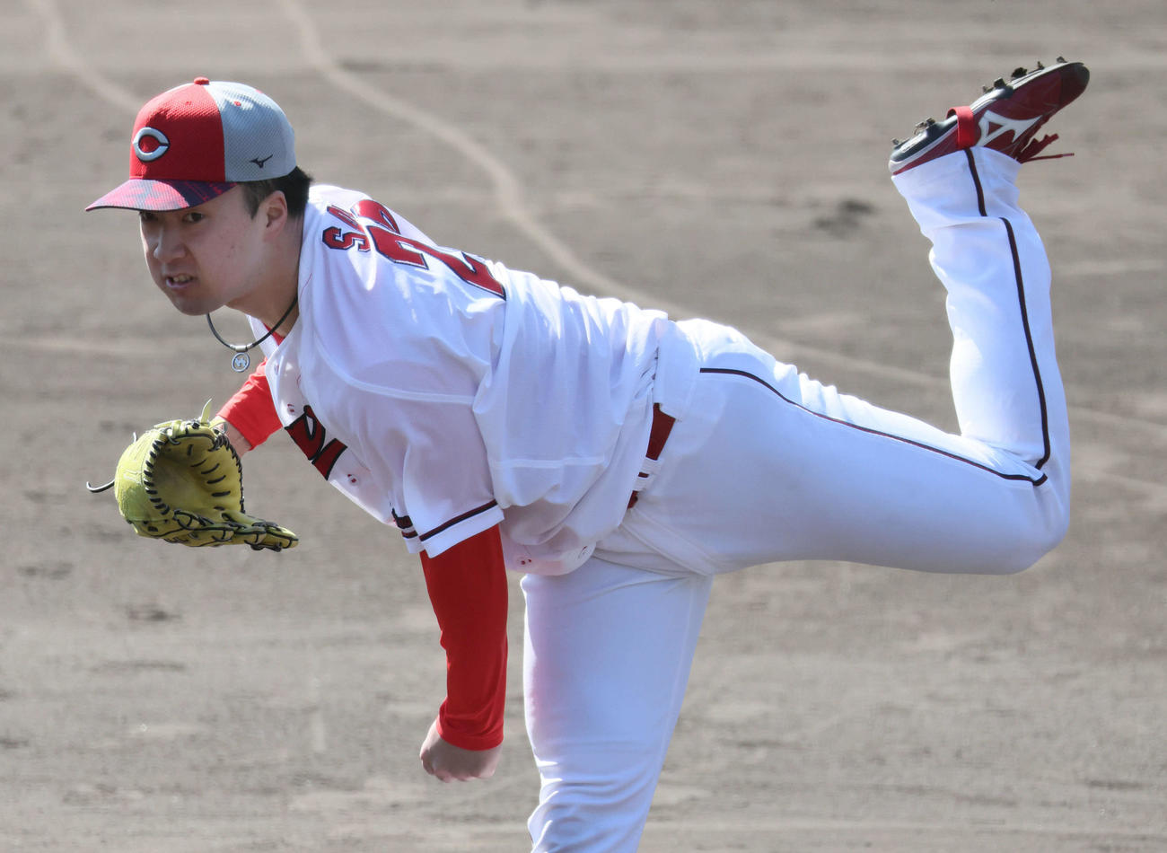 シート打撃に登板した広島ドラフト2位の佐藤柳（撮影・加藤孝規）