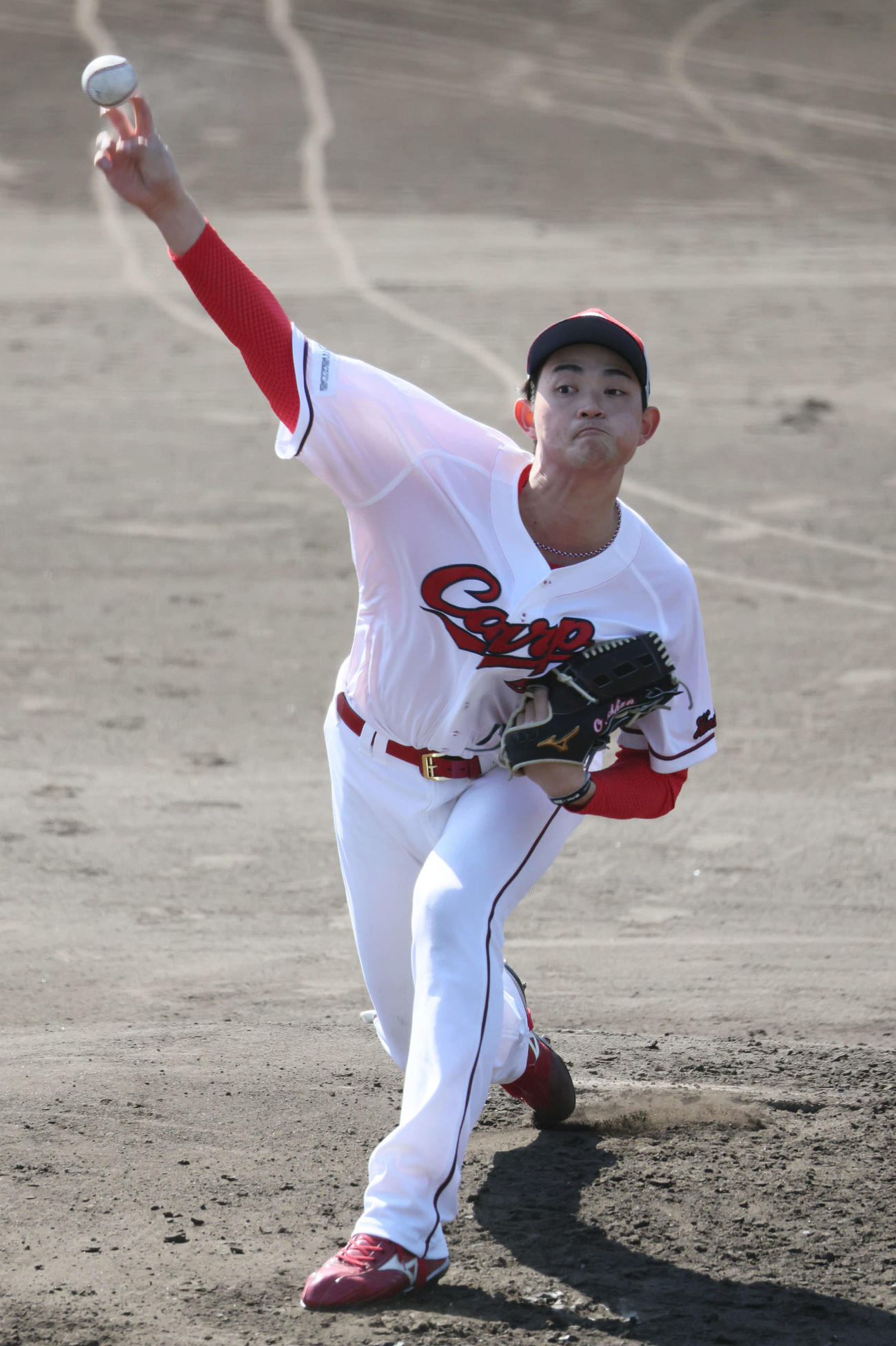 シート打撃に登板した広島ドラフト3位の岡本（撮影・加藤孝規）