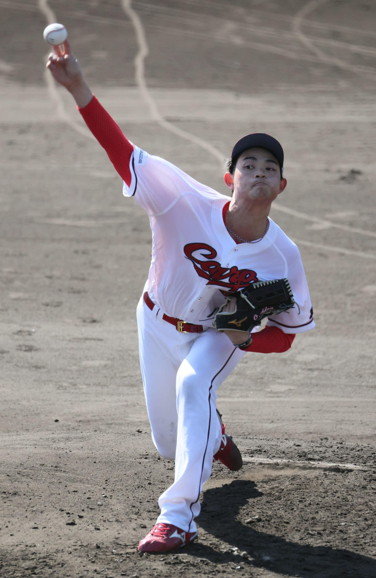 シート打撃に登板した広島ドラフト3位の岡本（撮影・加藤孝規）