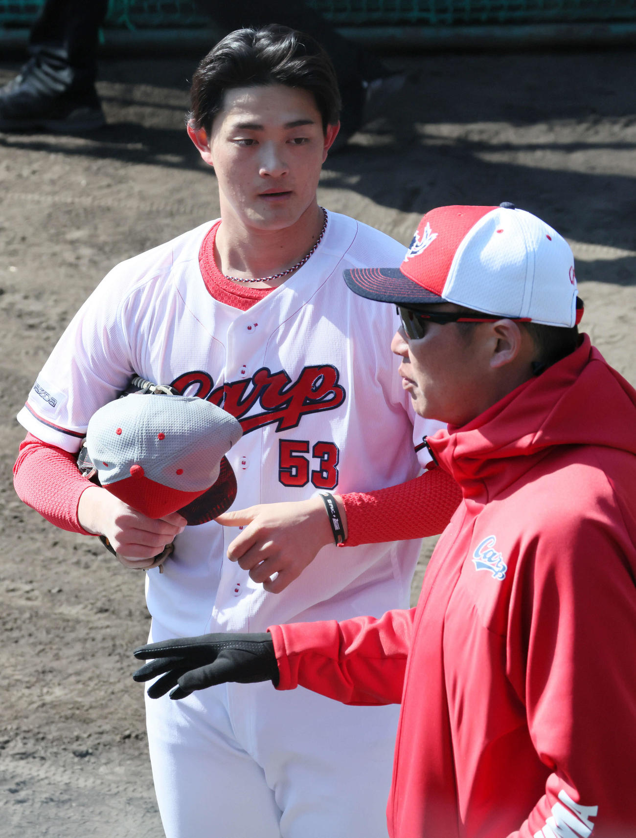 シート打撃に登板後、新井監督（右）に呼ばれた広島ドラフト3位の岡本（撮影・加藤孝規）