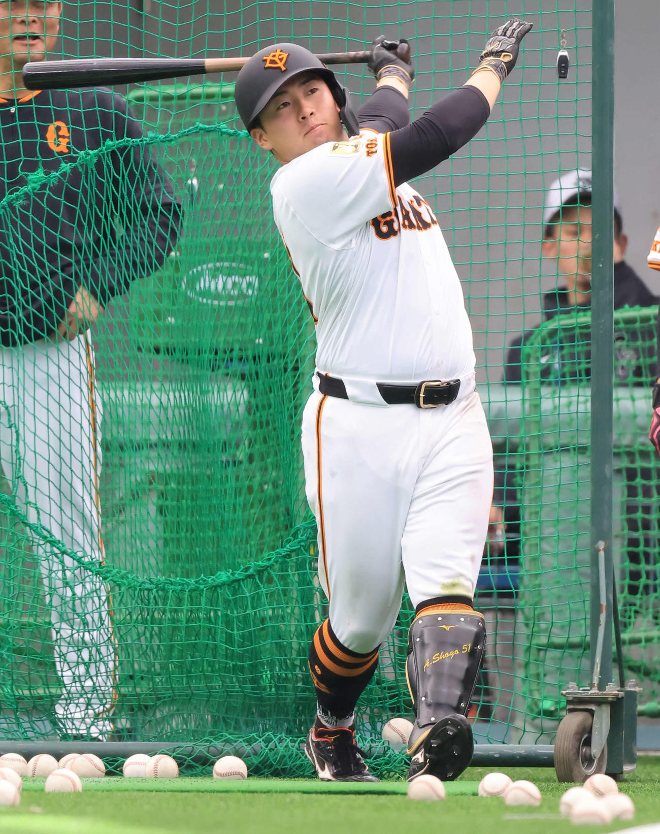 キャンプ4日目、ロングティー打撃する巨人浅野（2025年2月4日撮影）