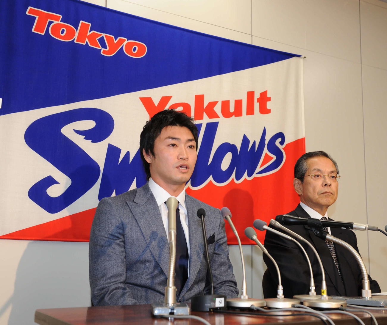 ポスティングシステムによる大リーグ挑戦が正式決定し会見に臨むヤクルト青木（左）と衣笠球団社長兼オーナー代行（肩書きは当時、2011年11月10日）