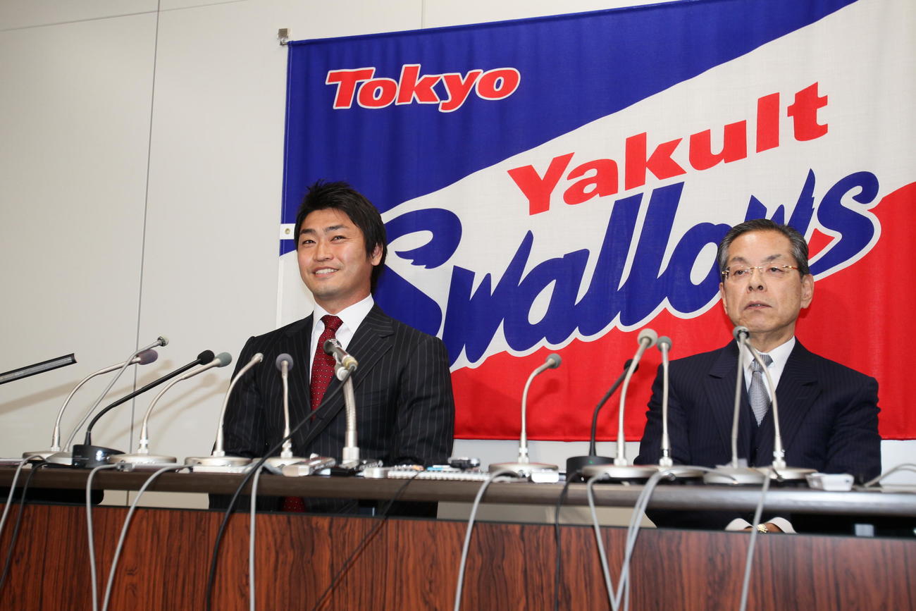 ヤクルト衣笠剛球団社長（右）とともにブルワーズ入団報告会見を行う青木宣親（肩書きは当時、2012年1月20日）