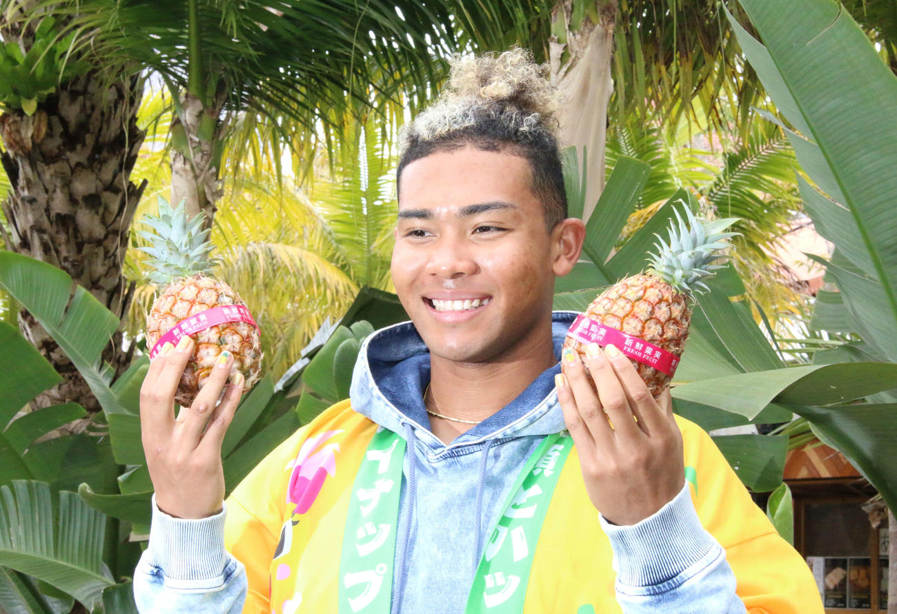 春季キャンプ地の沖縄・名護にあるテーマパーク「ナゴパイナップルパーク」のアンバサダー就任した日本ハム水谷（撮影・木下大輔）