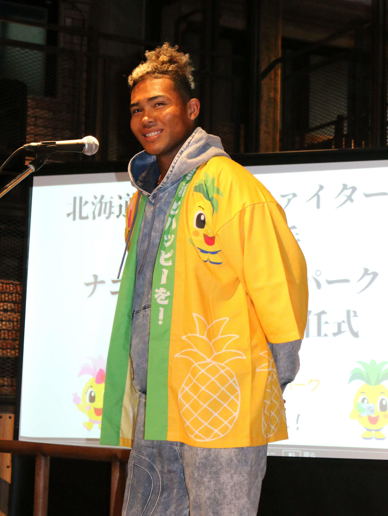 春季キャンプ地の沖縄・名護にあるテーマパーク「ナゴパイナップルパーク」のアンバサダー就任式に出席した日本ハム水谷（撮影・木下大輔）