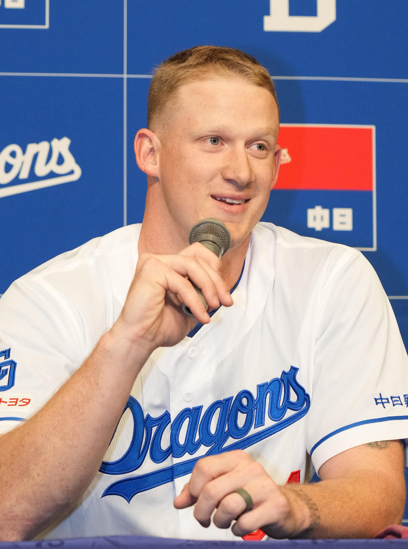 入団会見をするウォルターズ（撮影・森本幸一）