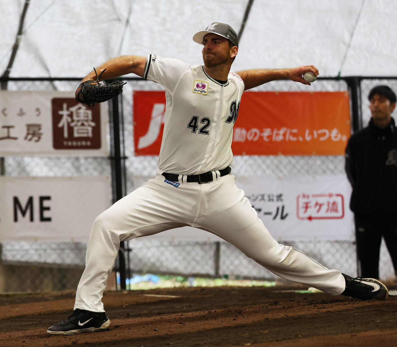 ブルペンで投球するロッテのサモンズ（2025年2月7日撮影）