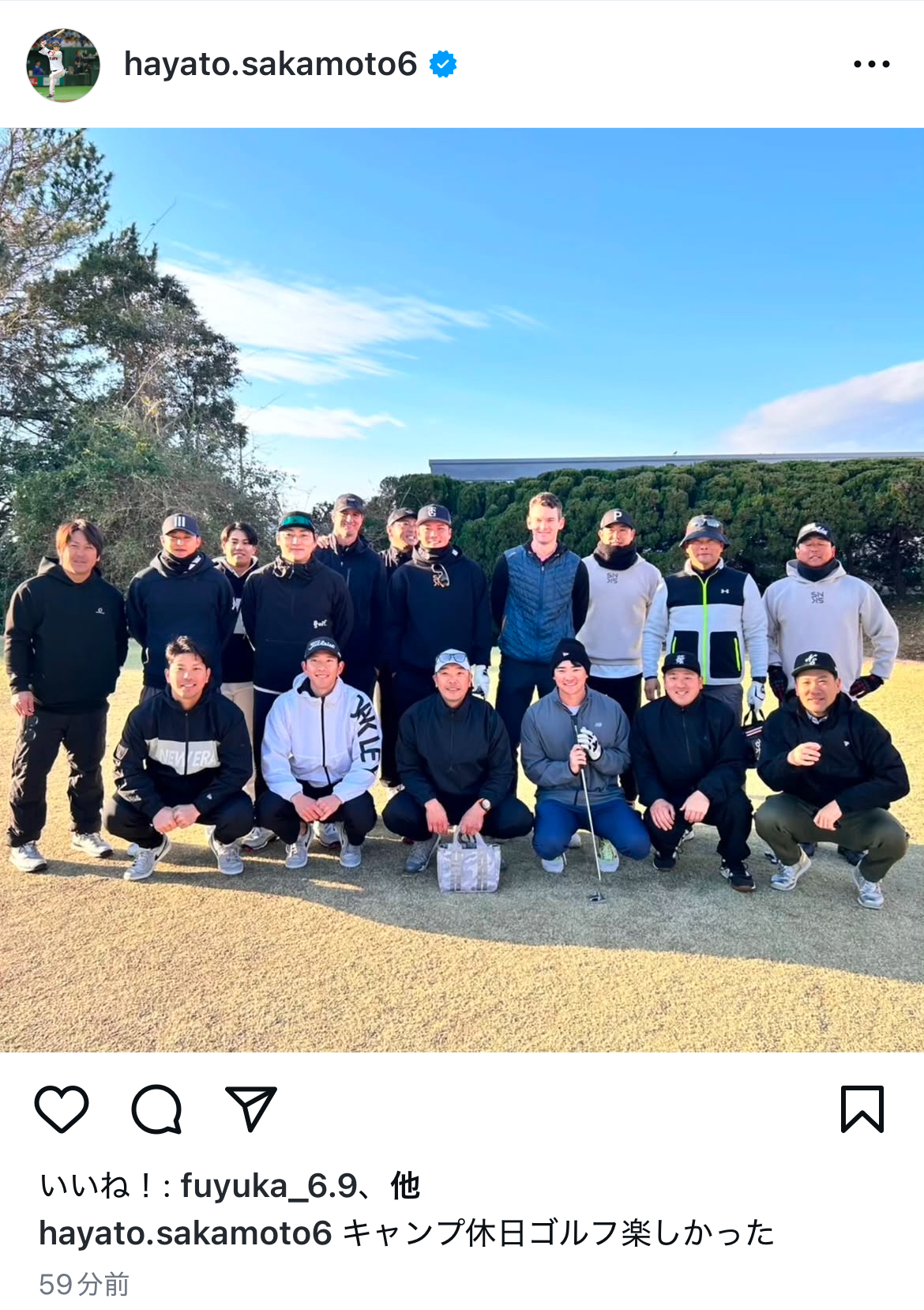 キャンプ休日のゴルフを楽しんだ巨人坂本勇人内野手（後列右から5人目）、阿部慎之助監督（前列左から3人目）ら
