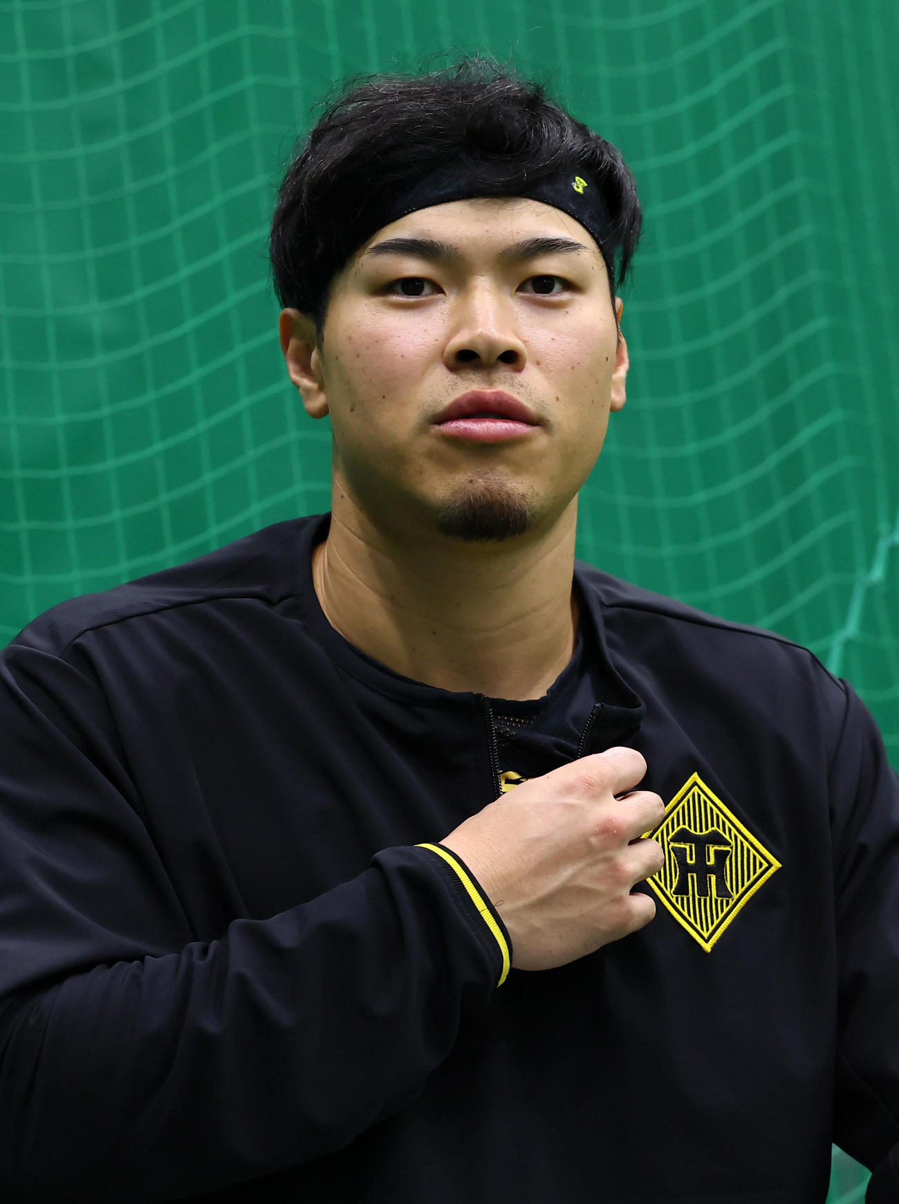 インタビューに答える阪神佐藤輝（撮影・藤尾明華）