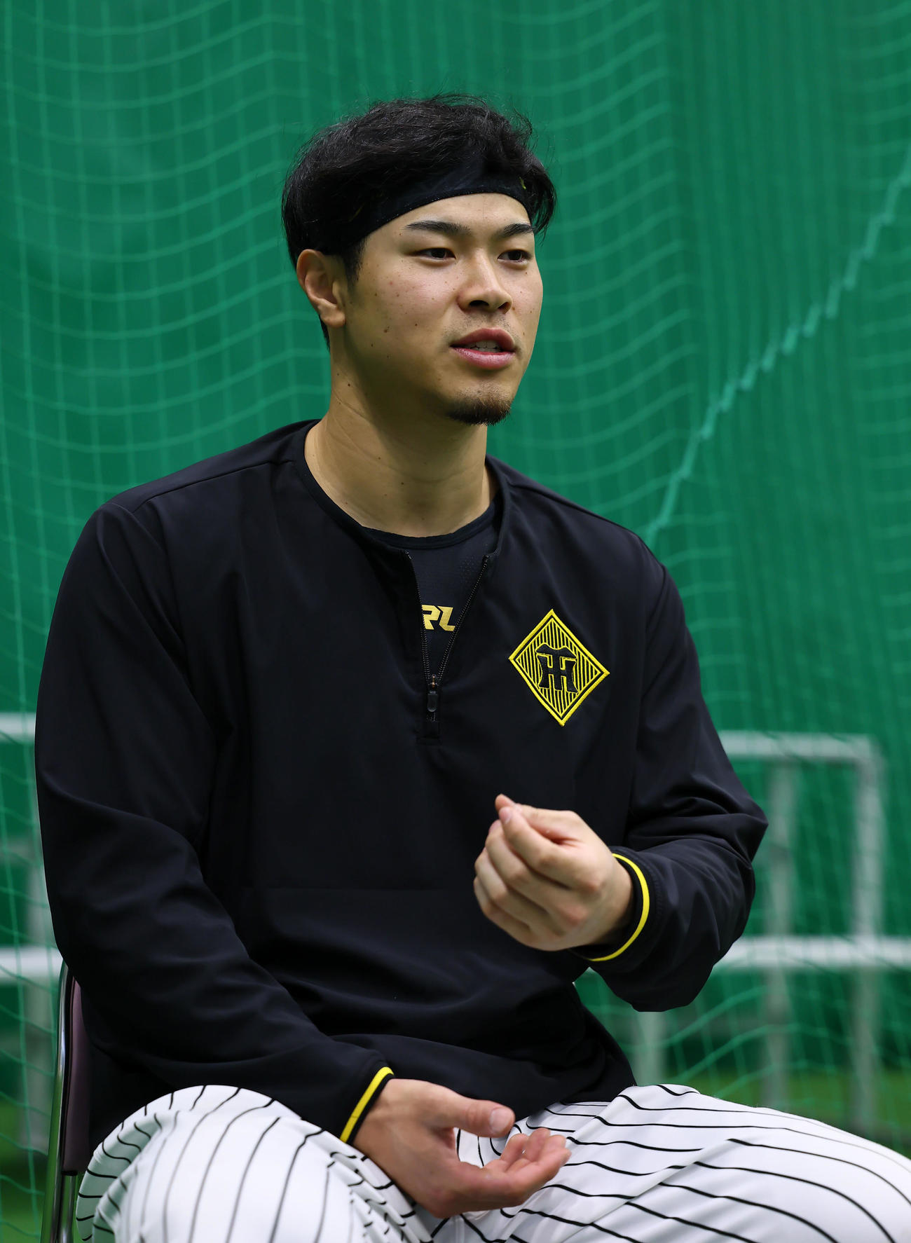 インタビューに答える阪神佐藤輝（撮影・藤尾明華）