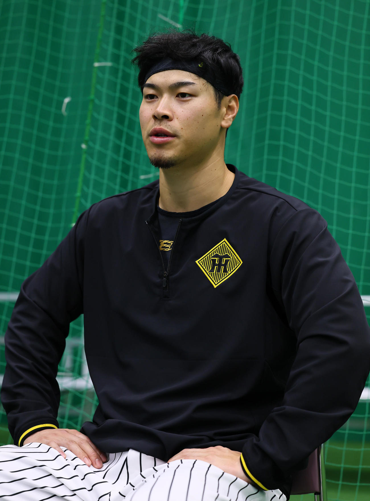 インタビューに答える阪神佐藤輝（撮影・藤尾明華）