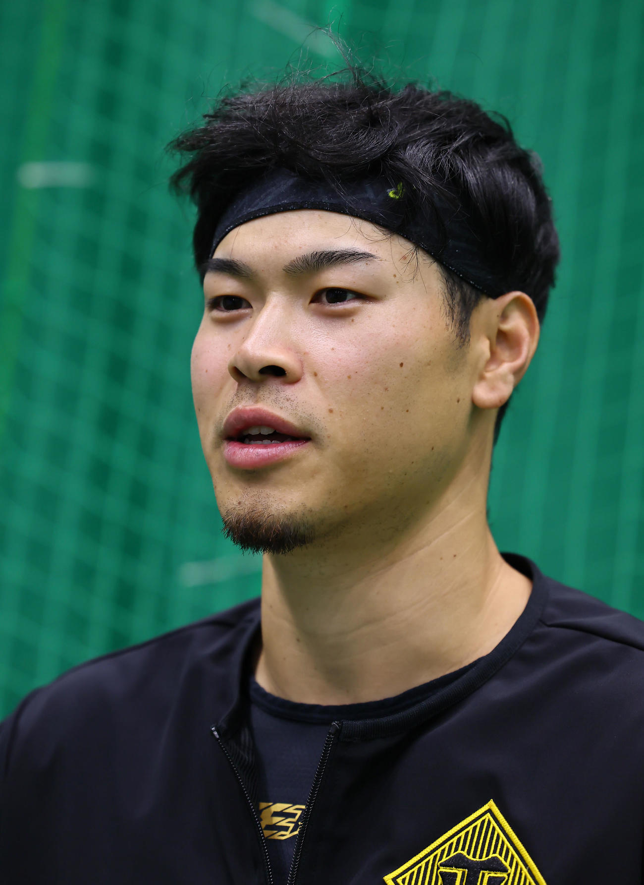インタビューに答える阪神佐藤輝（撮影・藤尾明華）