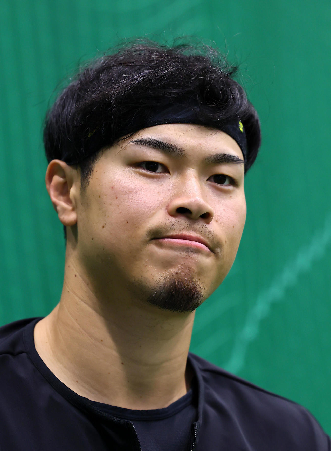 インタビューに答える阪神佐藤輝（撮影・藤尾明華）