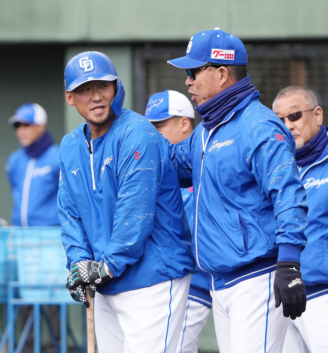 井上監督と言葉を交わす中田（左）（2025年2月8日撮影）