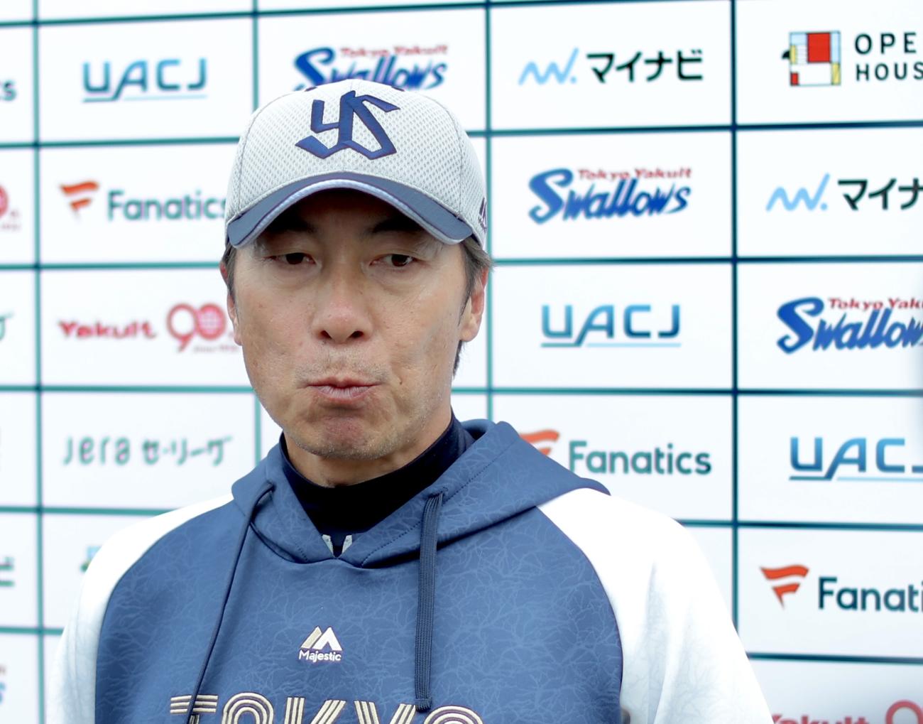 記者の質問に答えるヤクルト高津監督（撮影・河田真司）