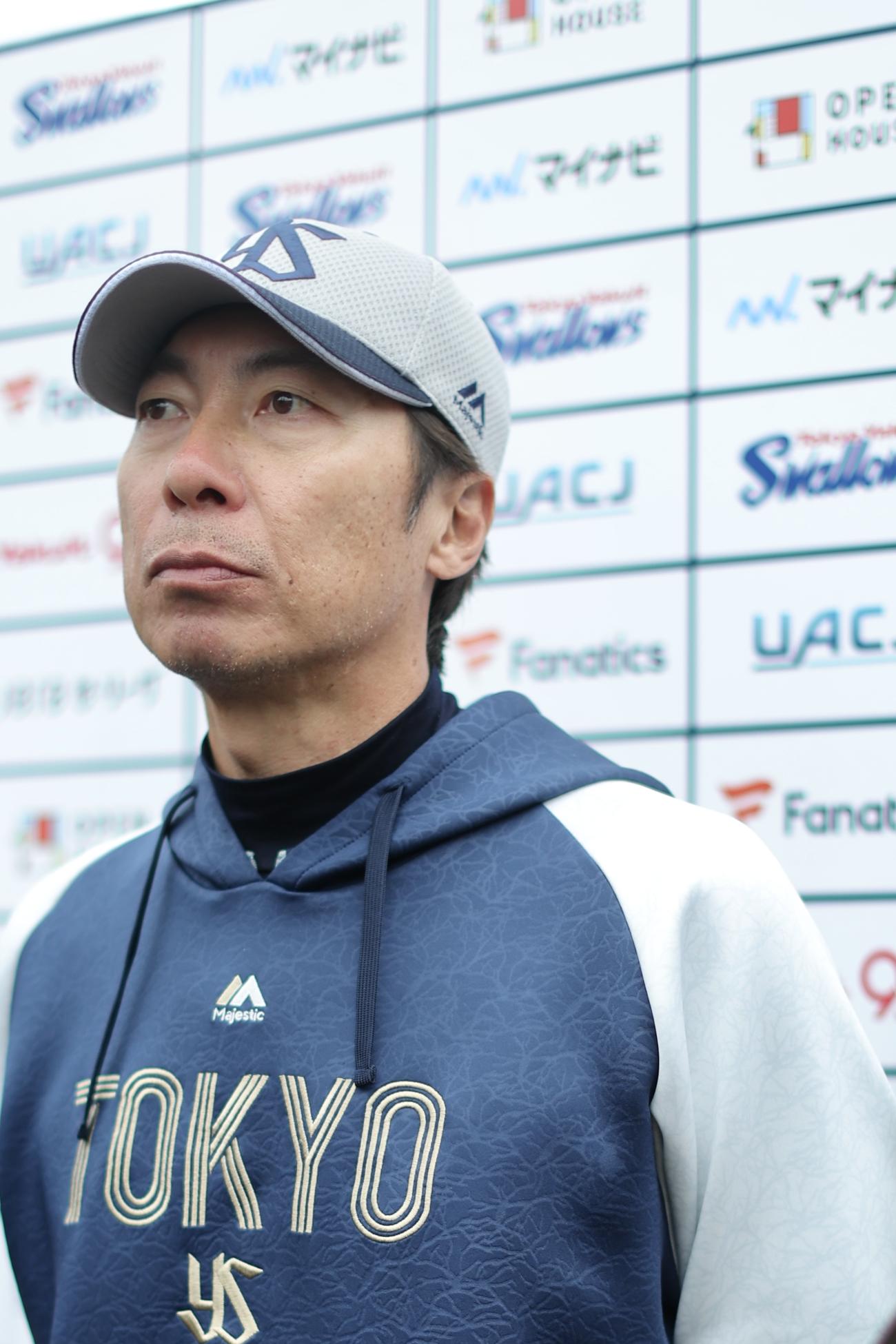 記者の質問に答えるヤクルト高津監督（撮影・河田真司）