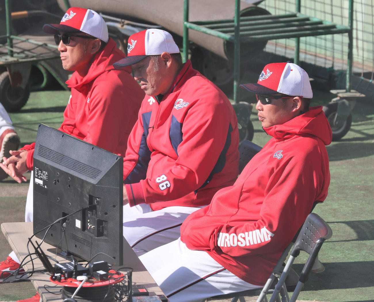紅白戦を視察する、右から広島新井監督、菊地原投手コーチ、永川投手コーチ（撮影・加藤孝規）