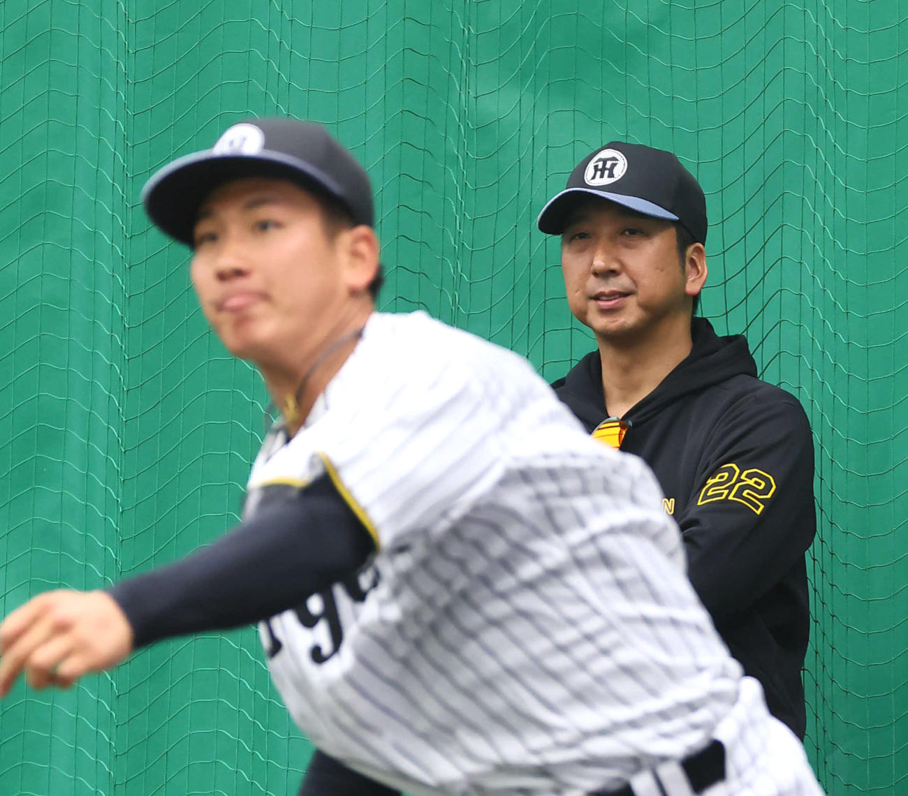 1日、ブルペンに入った伊原陵人（手前）を見つめる藤川監督