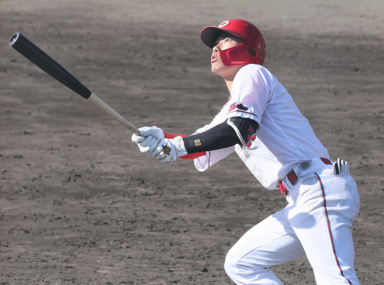 広島紅白戦　7回裏白組無死一塁、二俣は左越え2点本塁打を放つ（撮影・加藤孝規）