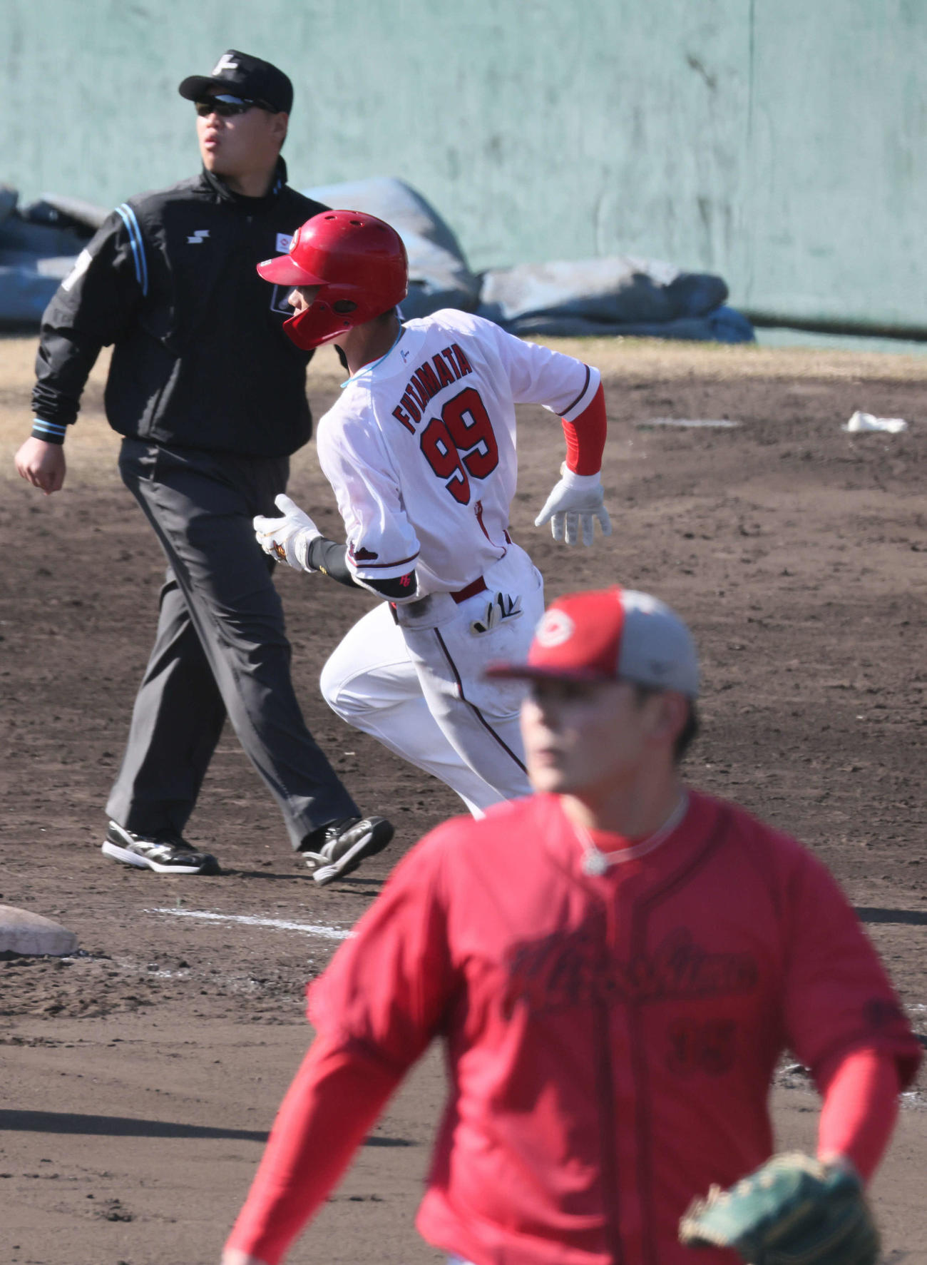広島紅白戦　7回裏白組無死一塁、左越え2点本塁打を放った二俣（中央）と浴びた赤塚（撮影・加藤孝規）