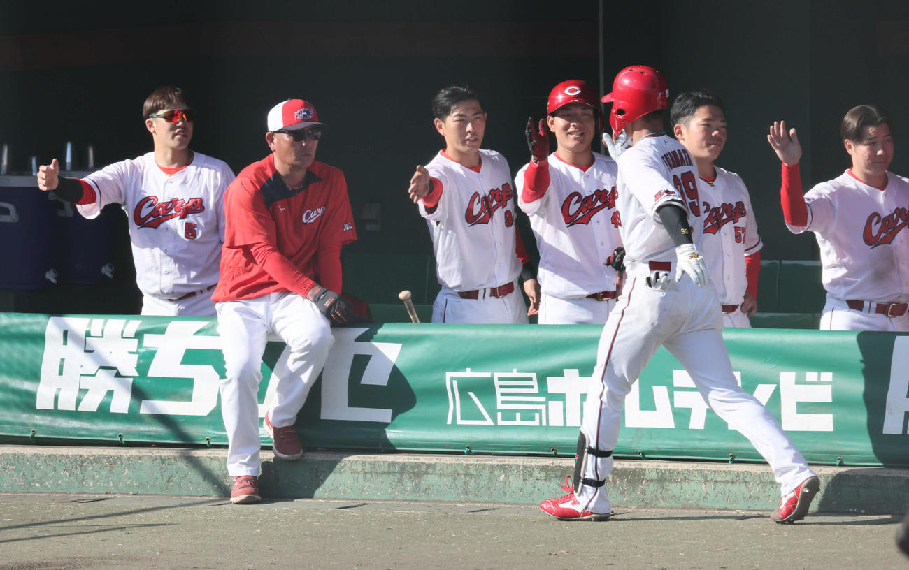 広島紅白戦7回裏白組無死一塁、左越え2点本塁打を放ち、白組ナインに迎えられる二俣（撮影・加藤孝規）