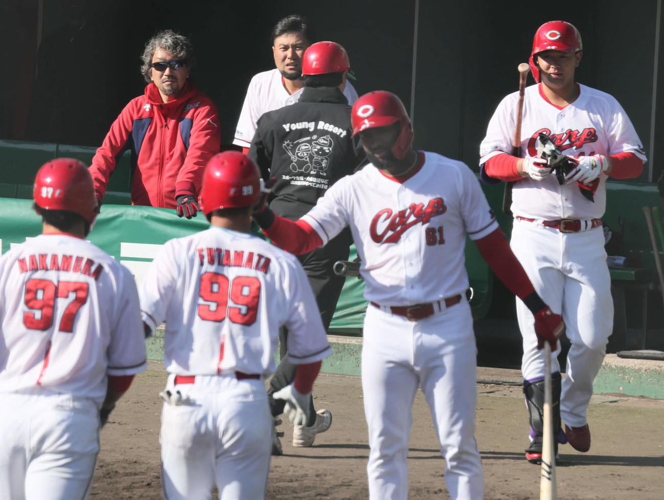 広島紅白戦7回裏白組無死一塁、左越え2点本塁打を放ち、ファビアン（右から2人目）らに迎えられる二俣（同3人目）（撮影・加藤孝規）