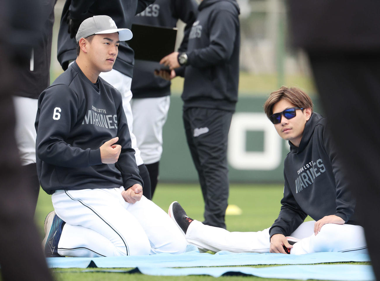 ストレッチするロッテ西川（左）と藤原（撮影・宮地輝）