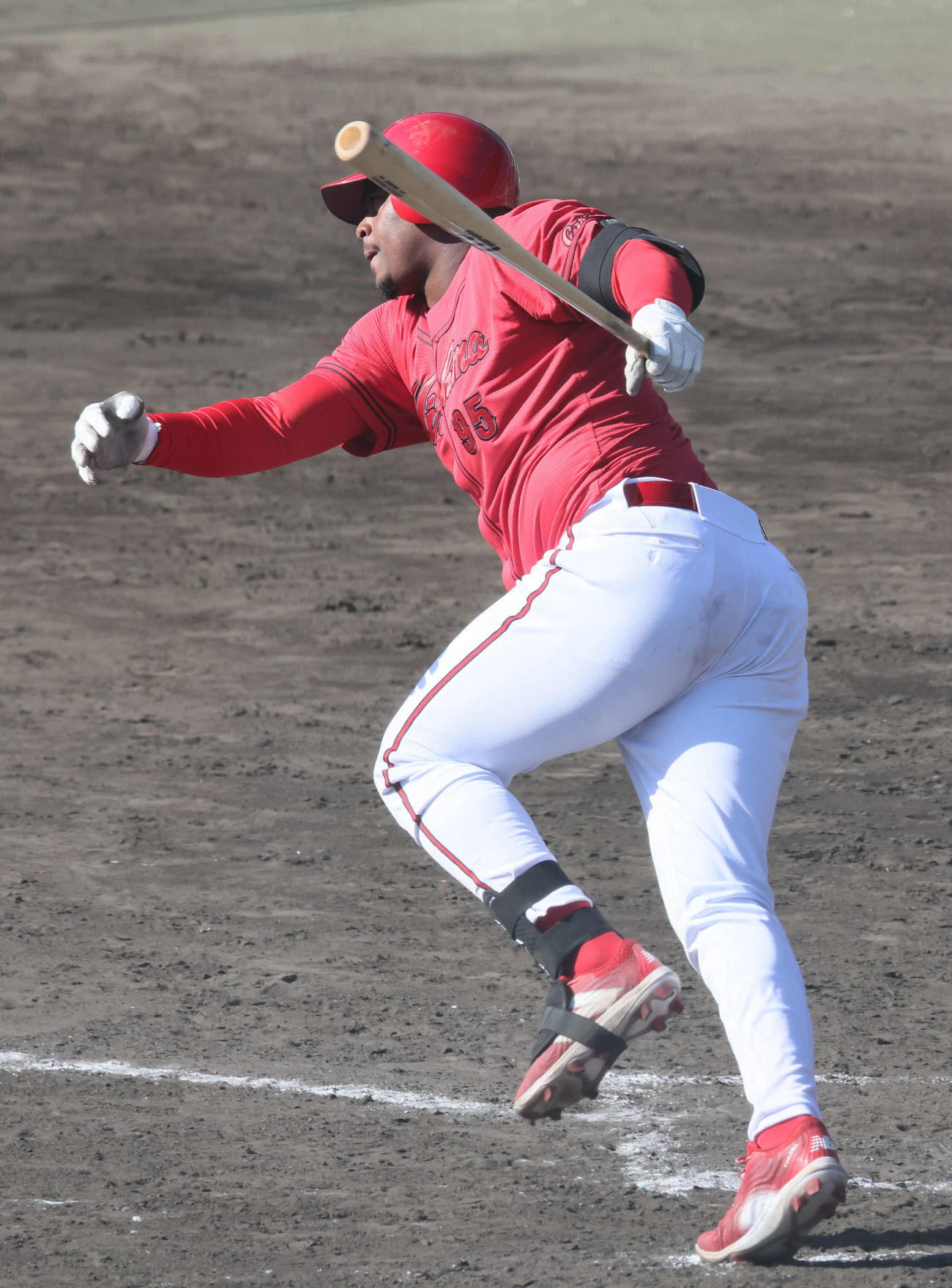 広島紅白戦　7回表紅組無死一、三塁、新外国人のモンテロは先制中前適時打を放つ（撮影・加藤孝規）
