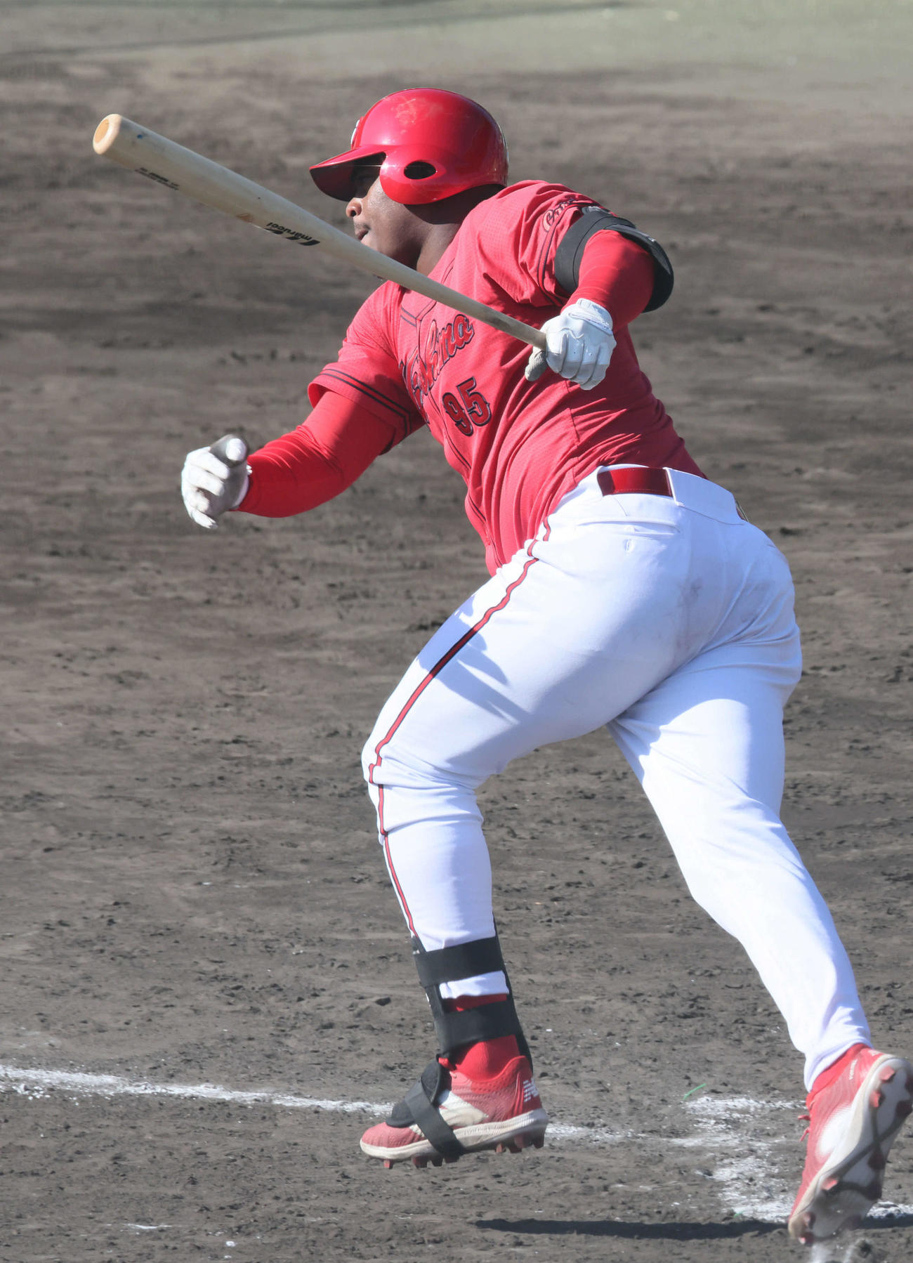 広島紅白戦　7回表紅組無死一、三塁、新外国人のモンテロは先制中前適時打を放つ（撮影・加藤孝規）